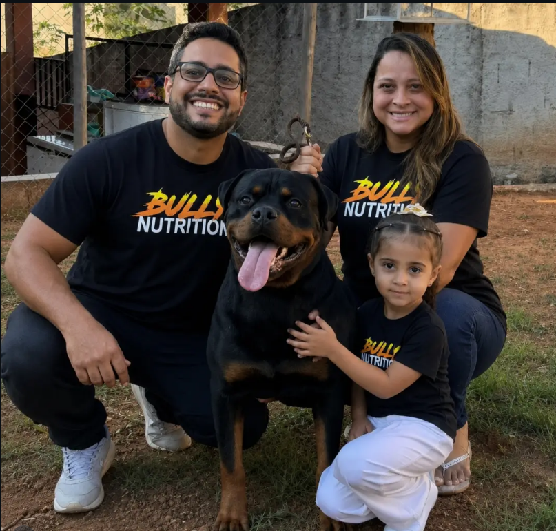 Família do Canil Matilha de Minas com Rottweiler adulto em Esmeraldas